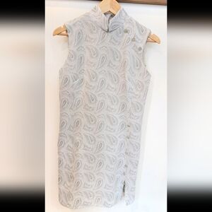 Sleeveless Paisley Mandarin Collar Dress in White And Silver